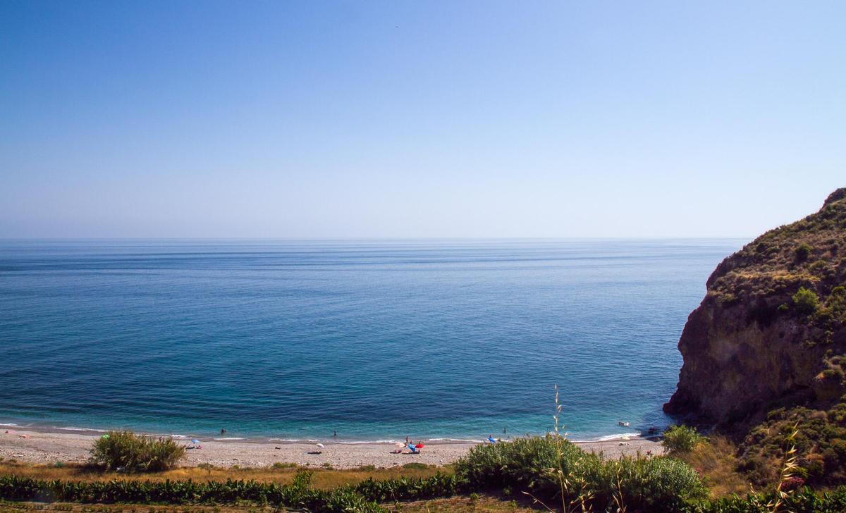 La playa del Molino de Papel, un litoral que tiene su propia piscina natural de agua dulce pegada al mar
