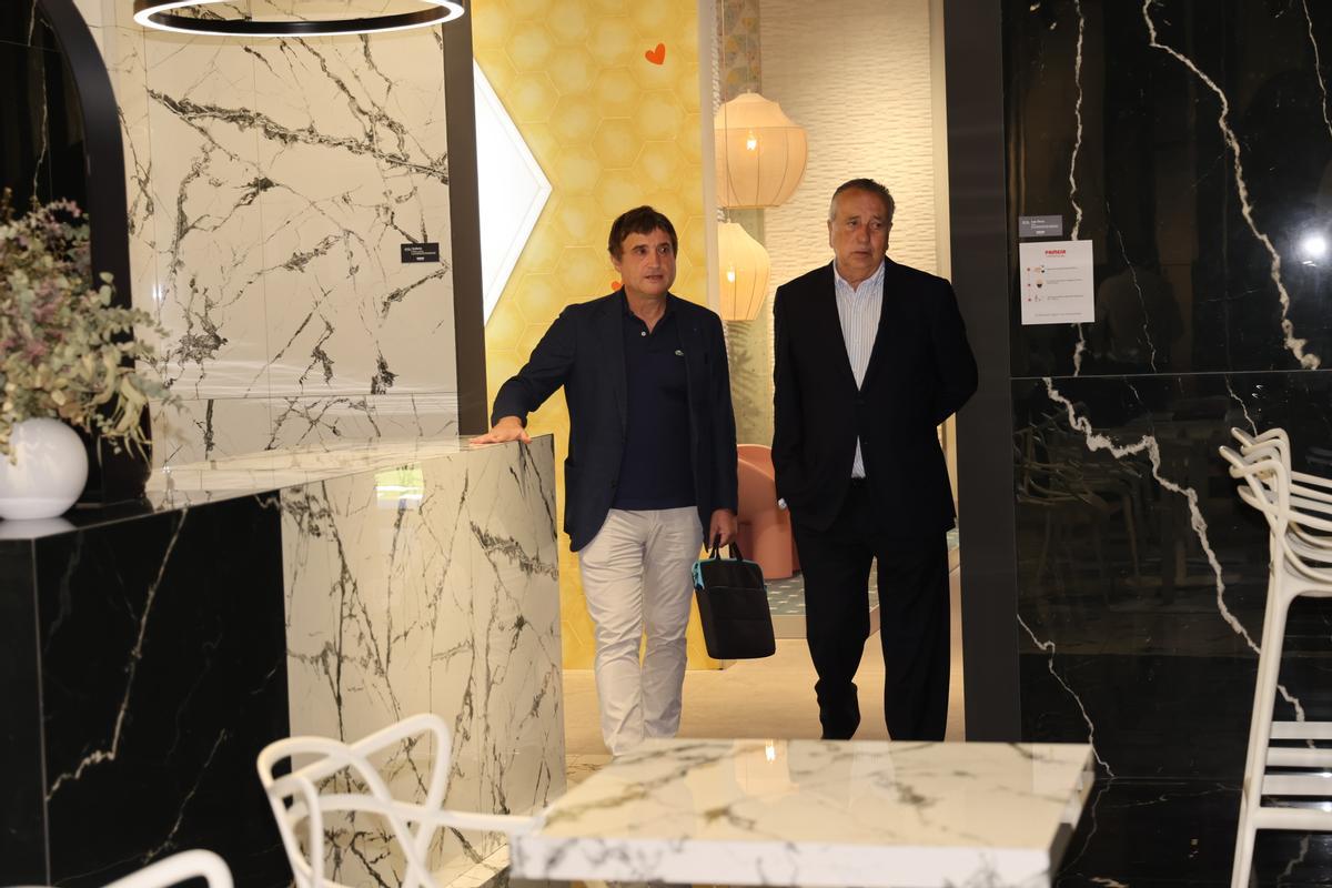 Fernando Roig, junto a José Luis Lizarraga, jefe de Deportes de 'Mediterráneo' en la sede de Pamesa.