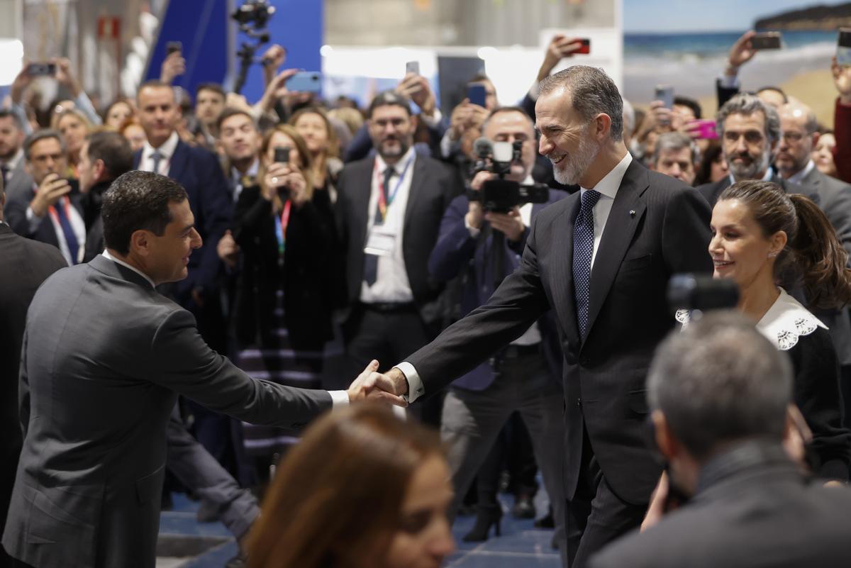 MADRID, 18/01/2023.- Los reyes Felipe y Letizia, saludan al presidente de la Junta de Andalucía, Juanma Moreno (i), en el stand de esta comunidad durante la inauguración de la feria internacional de turismo Fitur, que arranca su 43 edición con 8.500 empresas participantes, 131 países (entre ellos Ucrania) y 755 expositores, y confía en que este año marque el de la plena recuperación del sector tras la pandemia. EFE/ Mariscal