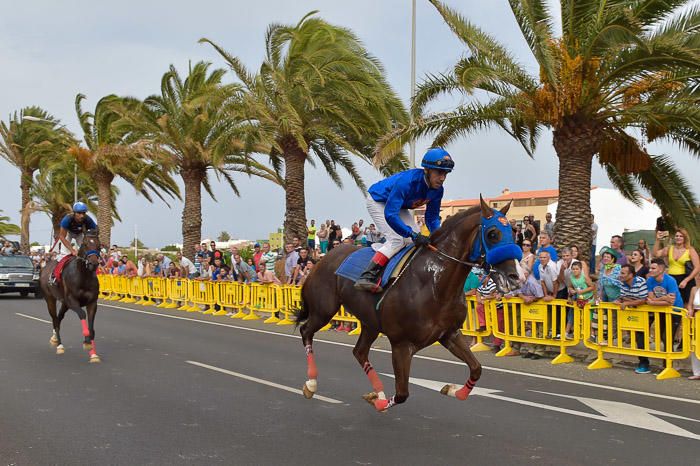 Carrera de caballos con motivo de las fiestas de ...