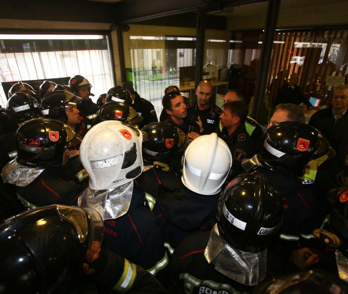 Una fuerte protesta de los Bomberos durante el mandato de Sonia Castedo (PP). | JOSE NAVARRO
