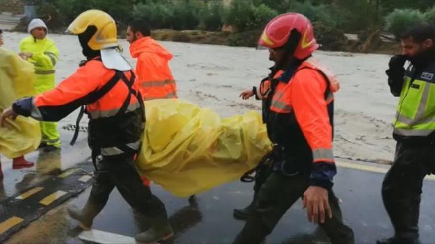 Vecinos rescatados en Ontinyent por el desbordamiento del Clariano