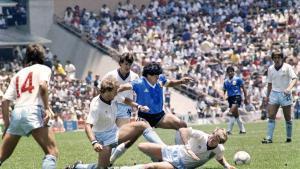 Diego Armando Maradona, rodeado de futbolistas ingleses, en la jugada que dio lugar al gol del siglo.