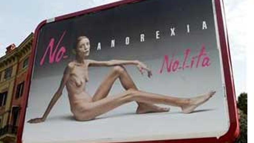 Vetada la polémica campaña de moda con una anoréxica desnuda en Italia