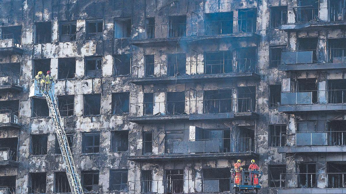 Estado de la fachada del edificio de Valencia calcinado por el devastador incendio.