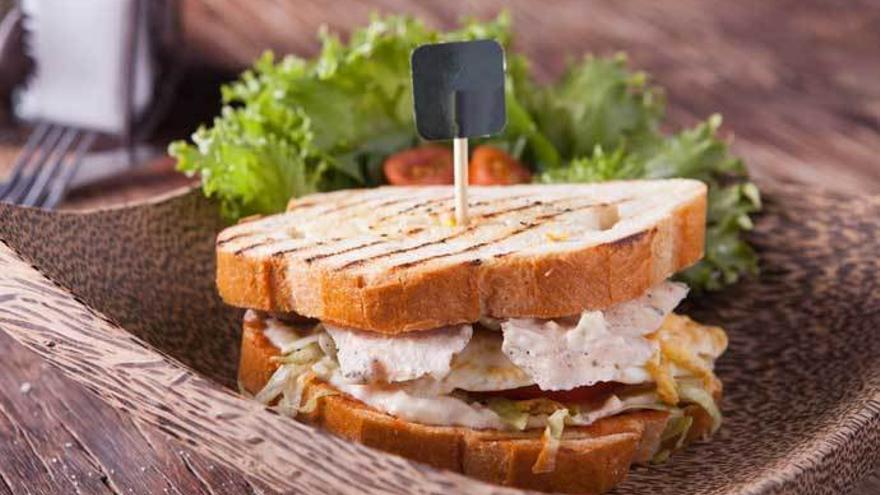 Una cafeteria d&#039;Itàlia s&#039;està tornant viral per cobrar a un client 2,20 dòlars per tallar un sandvitx per la meitat
