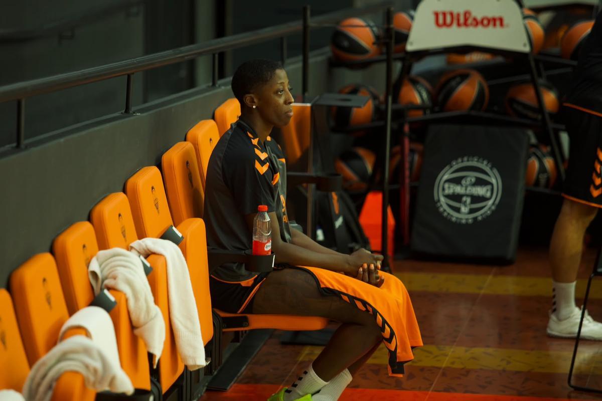 Alisia Jenkins, viendo el entrenamiento desde un lateral al no haber pasado aún la revisión médica.