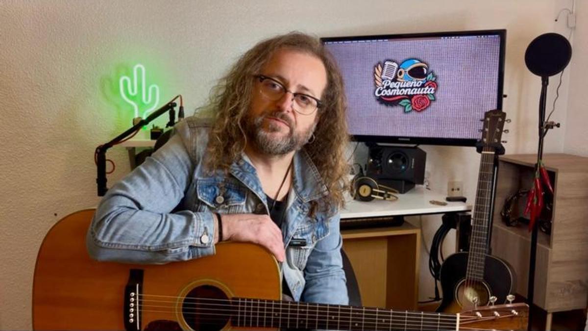 El músico "Pequeño Cosmonauta" busca apoyo financiero para su primer proyecto musical en solitario.