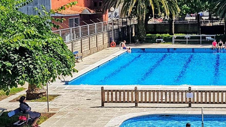 Los pontecesureños ya se zambullen en sus piscinas