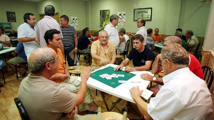 El local del bar Cantó en una de las tardes de sábado en las que se está disputando el XXVII Campeonato de Sarangollo que reúne a más de un centenar de jugadores que acuden a disfrutar con la partida y la compañía del resto de amantes de este símbolo ilicitano