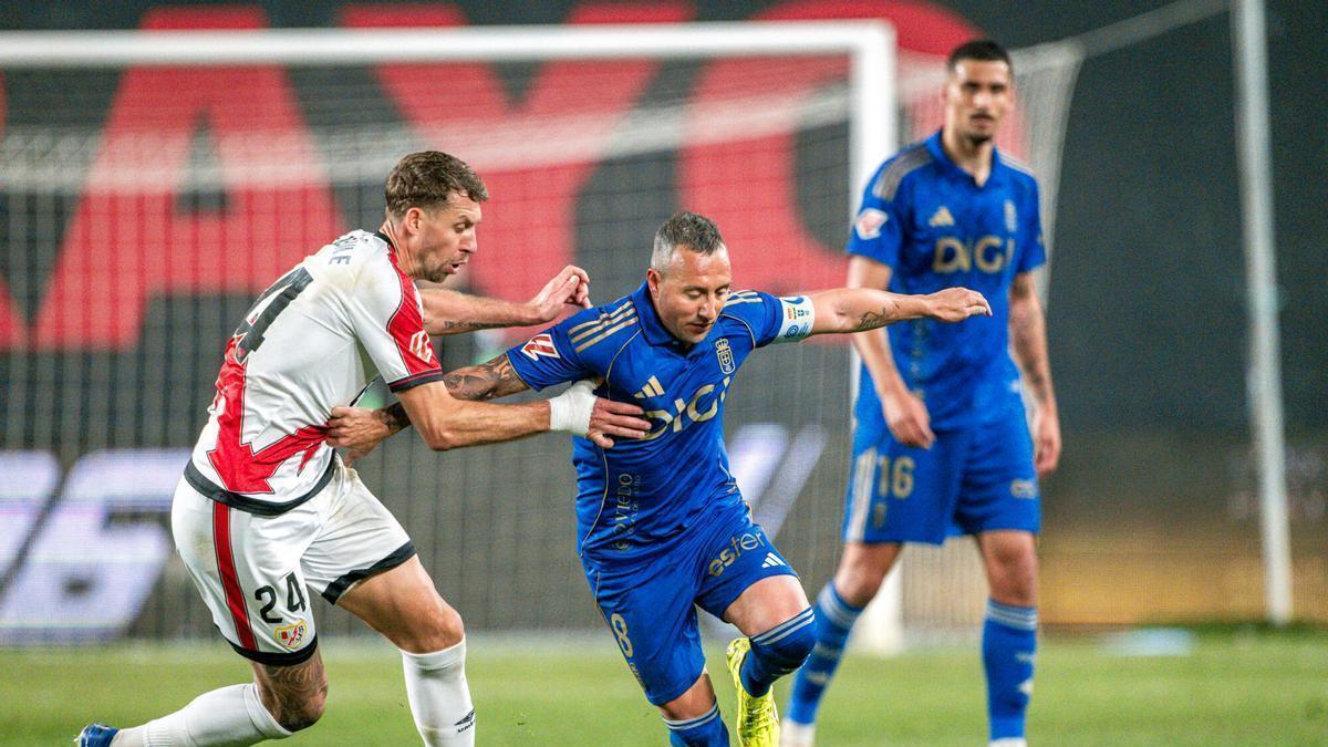 Santi Cazorla, durante el Rayo Vallecano y el Real Oviedo disputado en Vallecas.