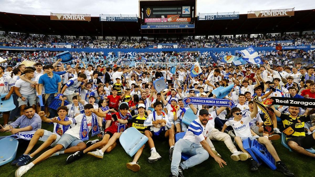 La afición se despidió de La Romareda con una invasión de campo vs Deportivo de La Coruña