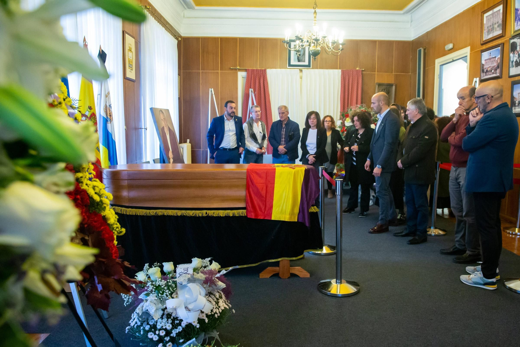 La capilla ardiente de Aníbal Vázquez en el Ayuntamiento de Mieres