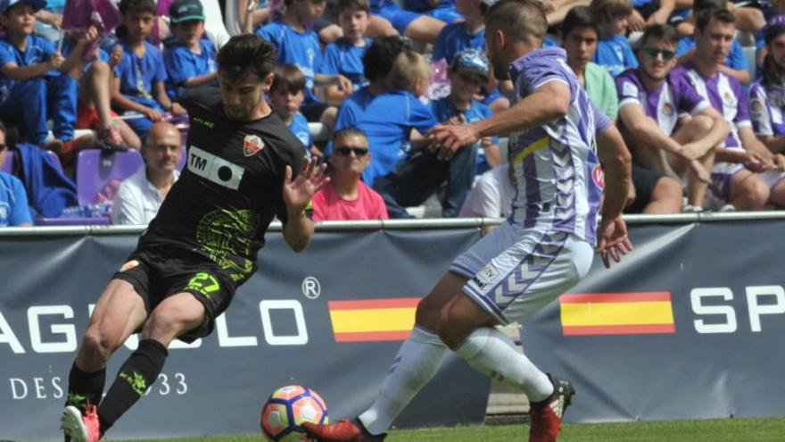 Luis Pérez, durante una acción del partido Valladolid-Elche