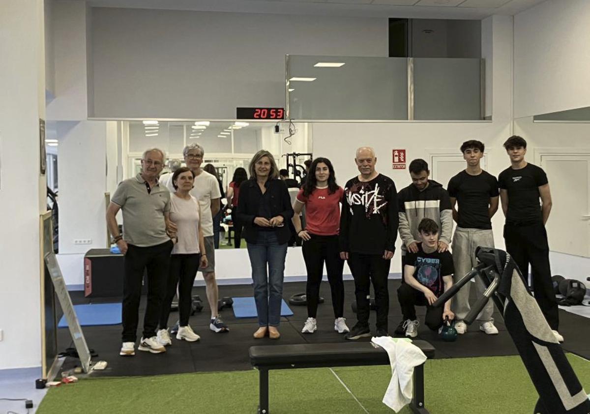 Cachafeiro con personal del gimnasio.  | CEDIDA