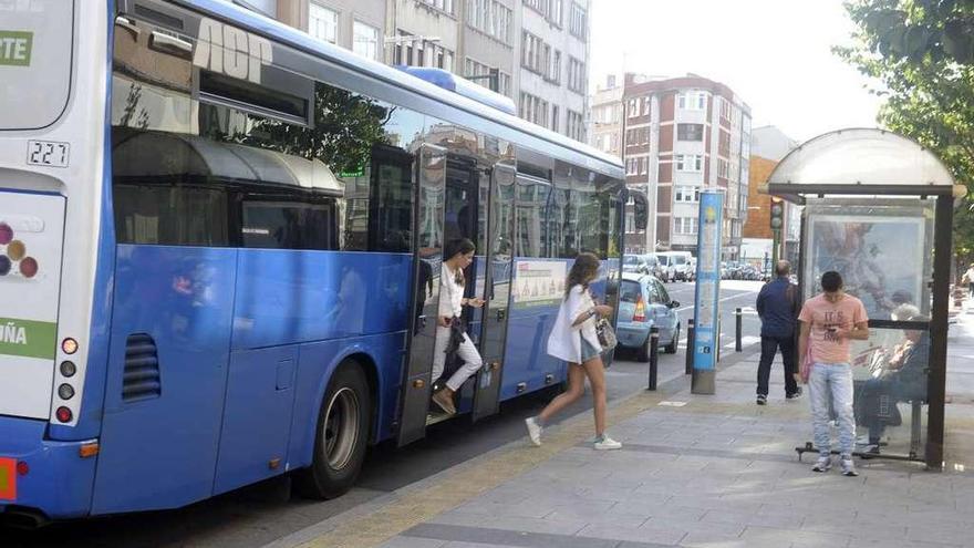 Un autobús interurbano efectúa una parada en la avenida de Oza.