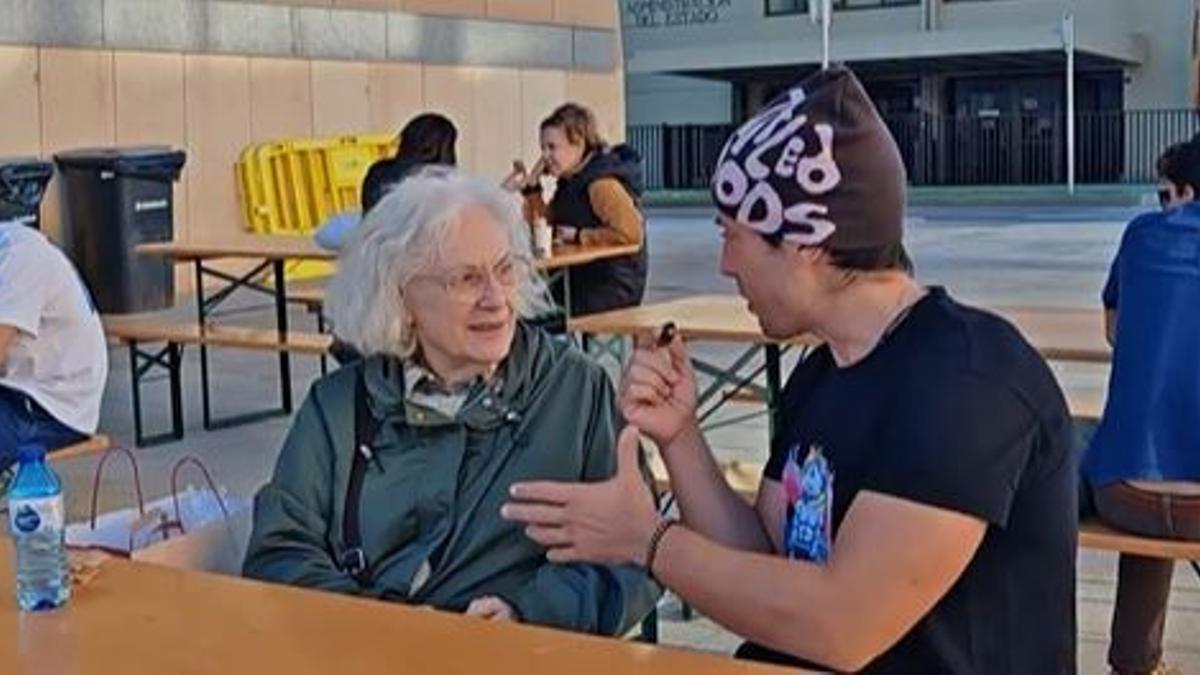 Edu Rodríguez, creador de contenido, entrevistando a una mujer en el Rata Market de Palma.