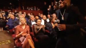 Vídeo | L’incomprensible gest masclista del cantant Rema a la gala de la Pilota d’Or