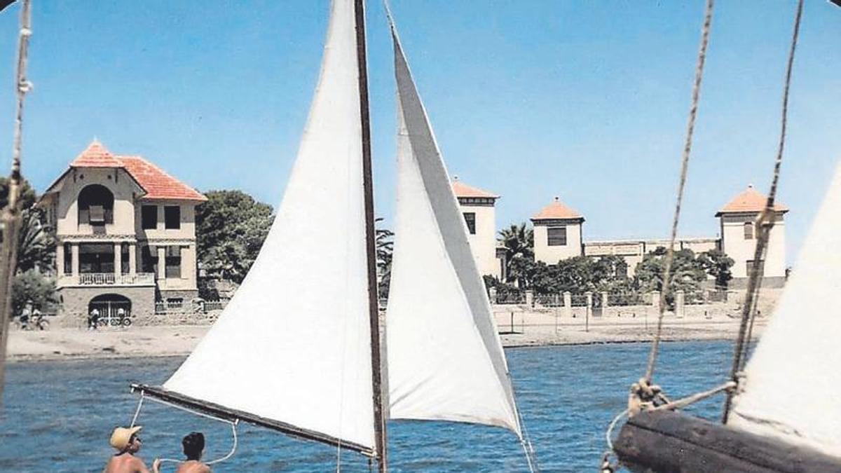 Santiago de la Ribera en 1956. Un mar tranquilo en el que los más jóvenes disfrutaban como orates practicando el deporte de la vela. Los primeros barcos Snipe fabricados en madera contribuyeron a ello. Aguas limpias y apacibles en una imagen para el recuerdo.