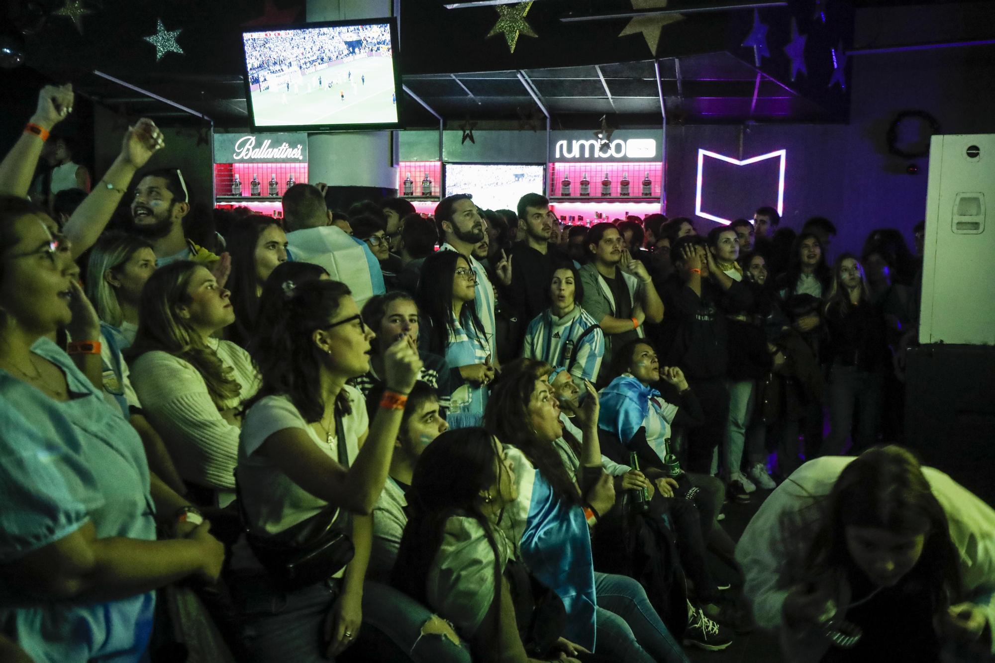 La afición argentina sigue en València el partido de la final del Mundial de Catar contra Francia