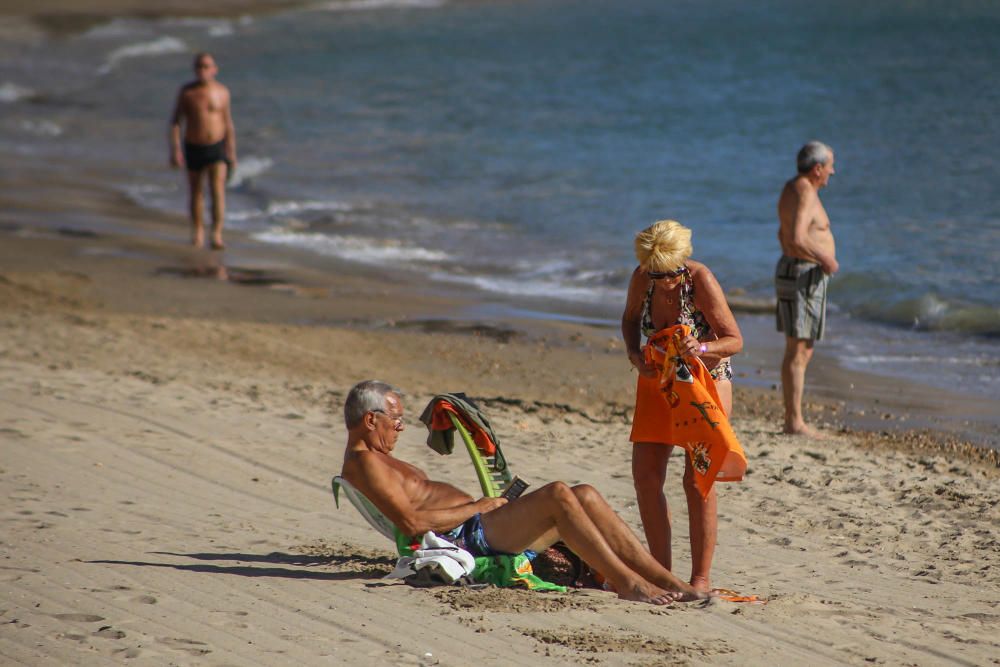 Las inusuales altas temperaturas han animado en los últimos días la afluencia a las playas de la Vega Baja. Aquí imágenes de la playa del Cura en Torrevieja.