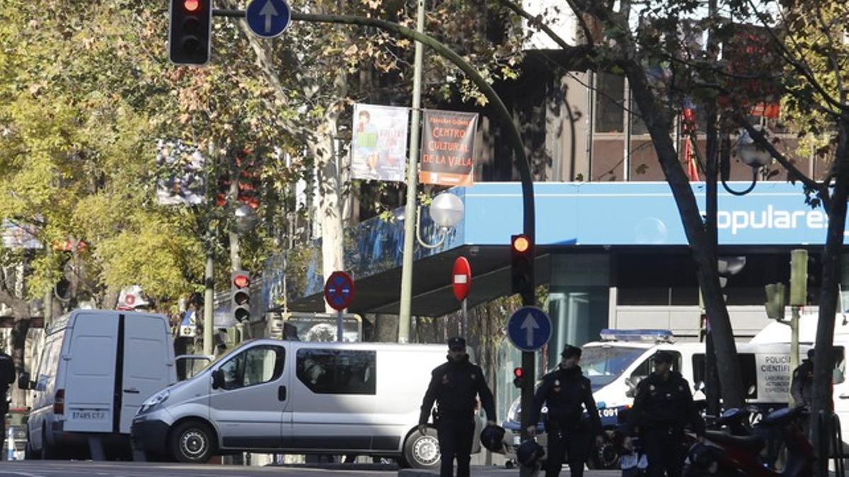 Los alrededores de la sede del PP en la calle Génova, acordonados.