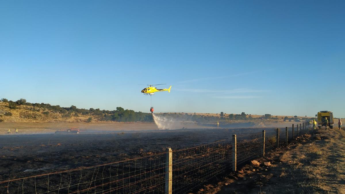 Un helicóptero en las tareas de extinción