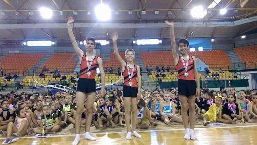 Gimnastas del Pavillón en la entrega de trofeos.