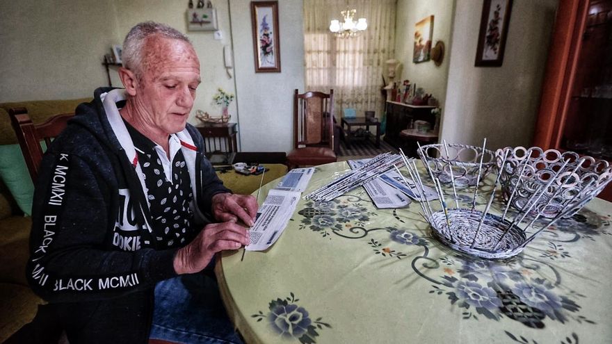 Paco Rodríguez, a retiree who makes handicrafts out of newspaper.