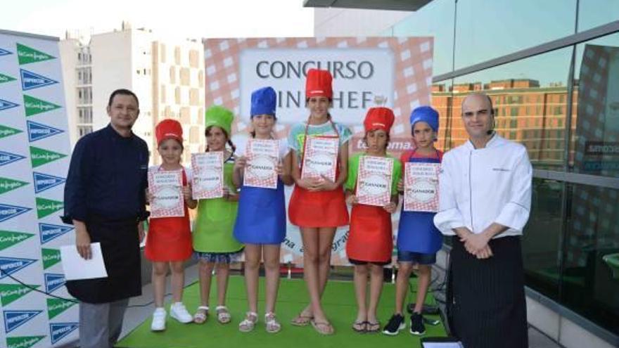 Algunos de los participantes en este concurso de cocina para niños.