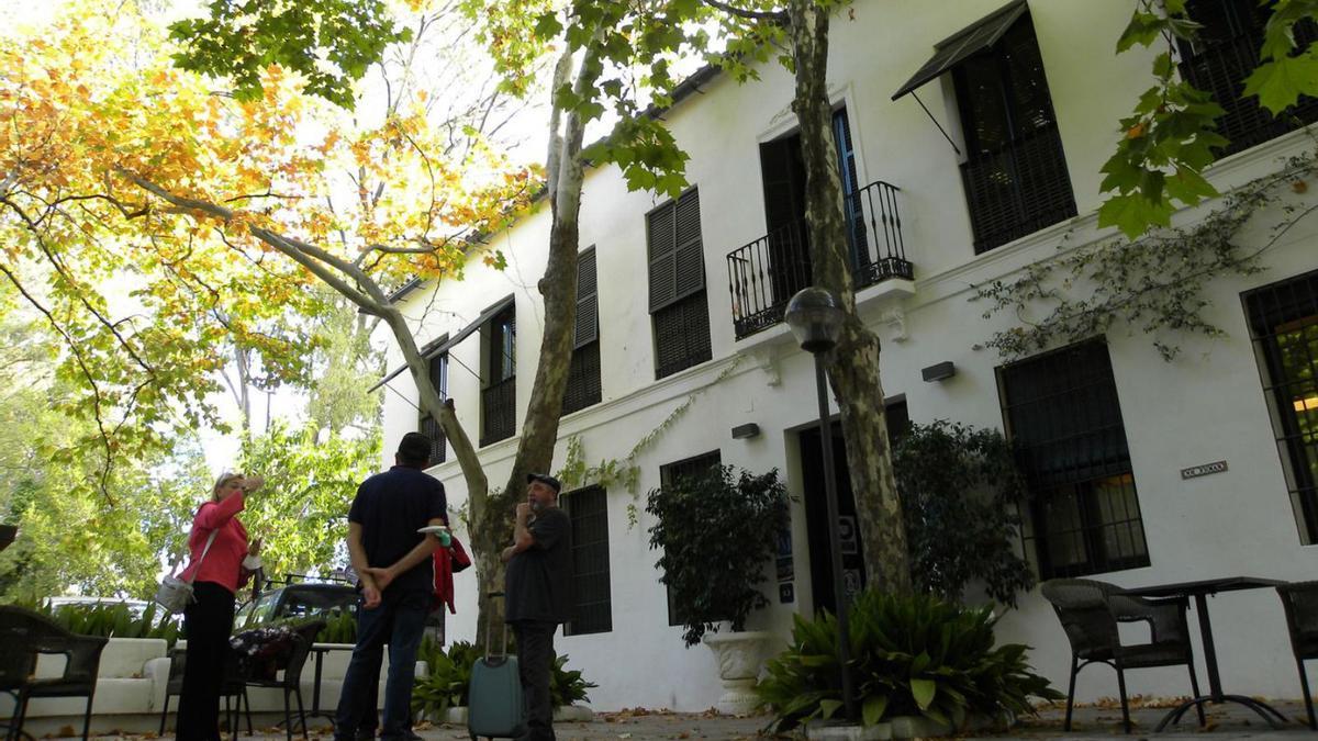 Varios visitantes en las instalaciones del emblemático Balneario de Tolox.