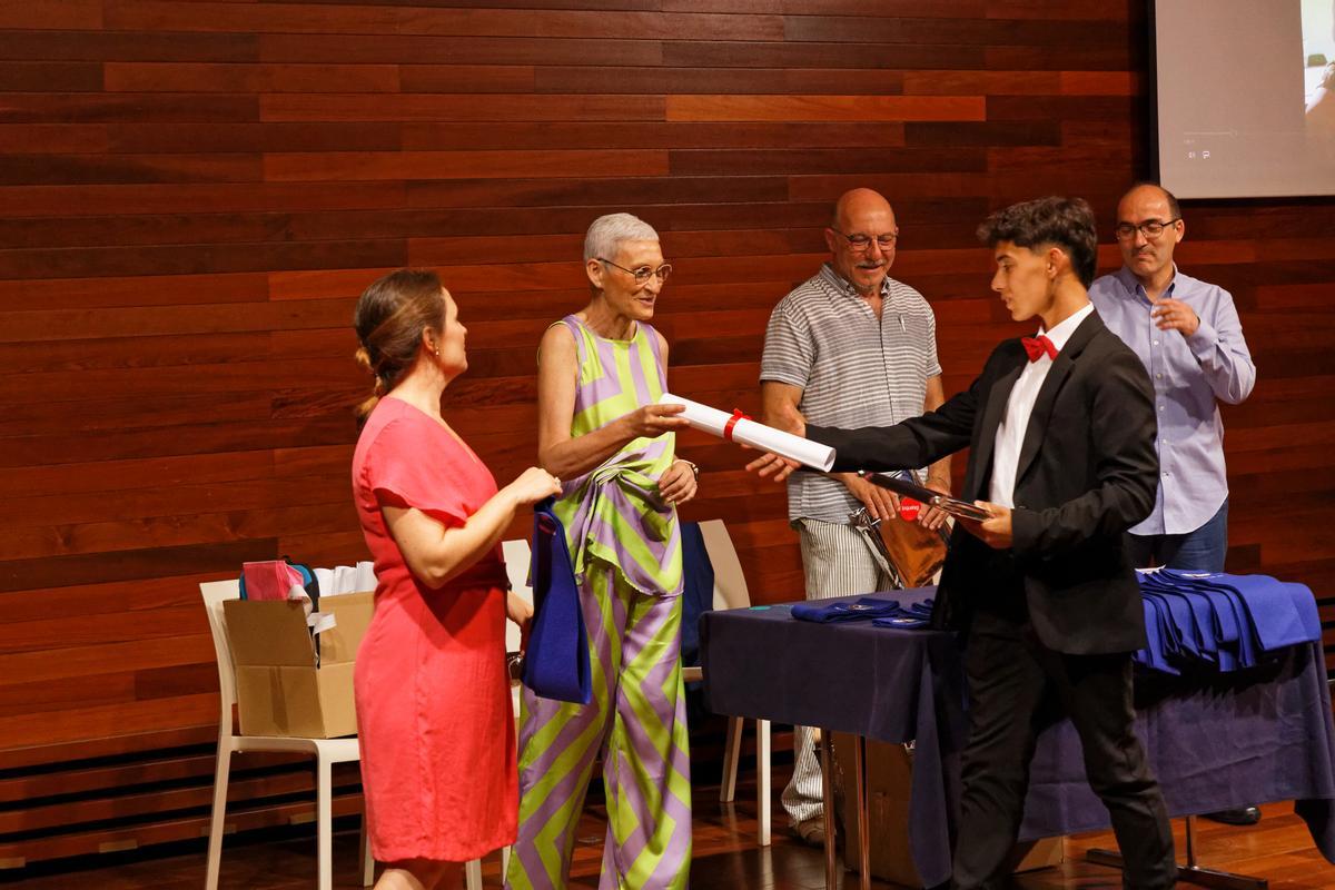 Uno de los alumnos recibe su diploma durante la gala.