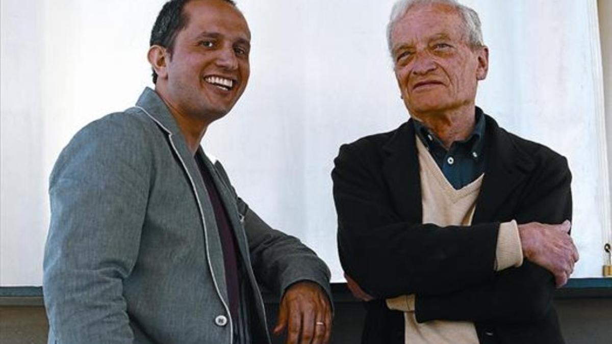 Los escritores Jorge Carrión (izquierda) y Luis Goytisolo, ayer en durante el anuncio del Premio Anagrama de Ensayo, en Barcelona.