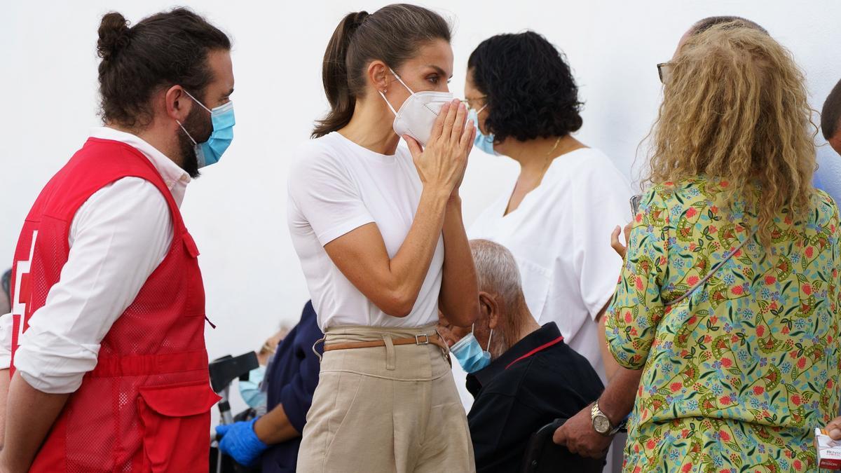 Los Reyes visitan el acuartelamiento del Fuerte donde se encuentran parte de las personas desalojadas tras la erupción del volcán en La Palma.