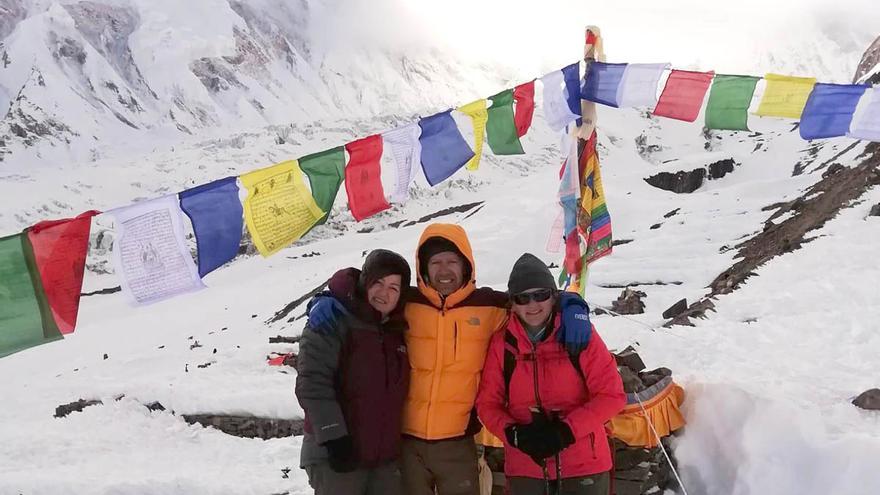 Tres montañeros lucentinos viven de cerca la primera ascensión invernal de Alex Txikon al Manaslu