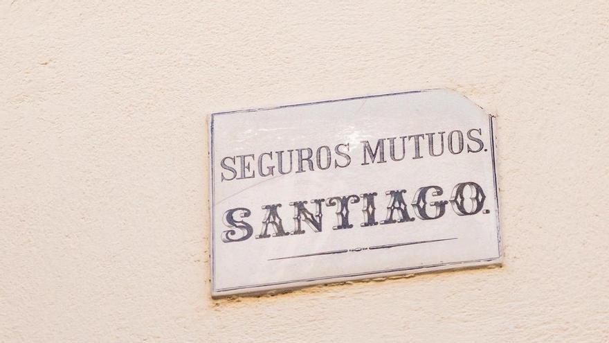 Seguros Mutuos Santiago: ¿Sabes qué significan estas placas que se ven por la zona vieja?