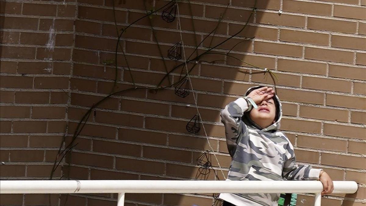 coronavirus. Un niño aburrido en el balcón de su casa, en Madrid