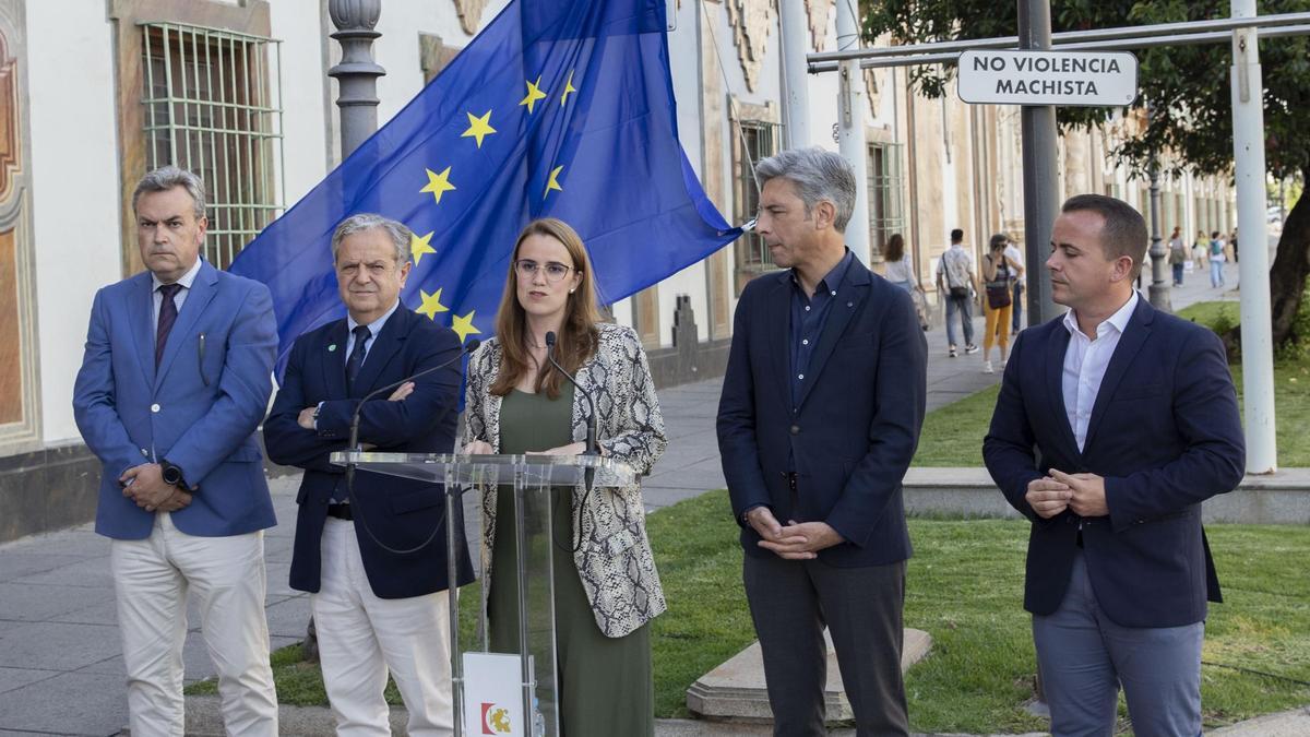 Las autoridades, en el izado de la bandera de Europa a las puertas de la Diputación.