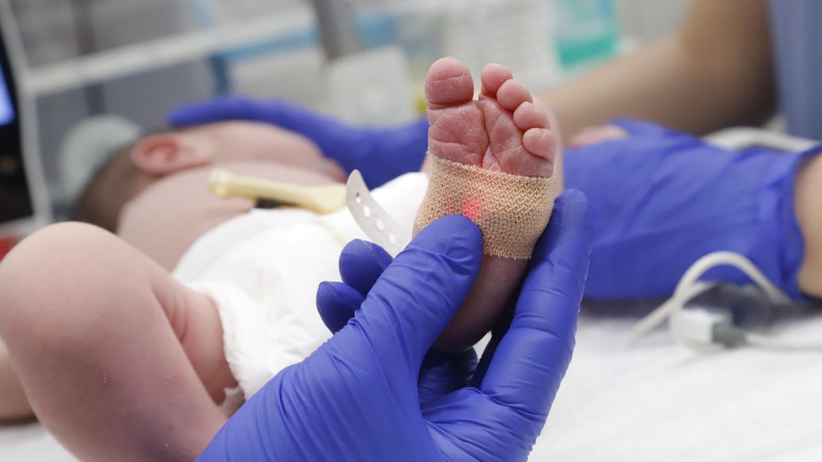 Prueba del talón a un recién nacido en un hospital de Córdoba.