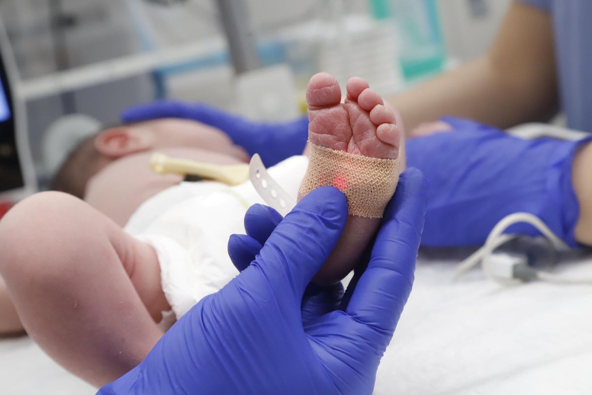 Prueba del talón a un recién nacido en un hospital de Córdoba.