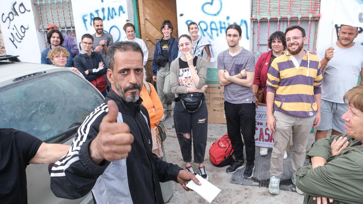 Ibrahim en su vivienda del barrio del Cementerio