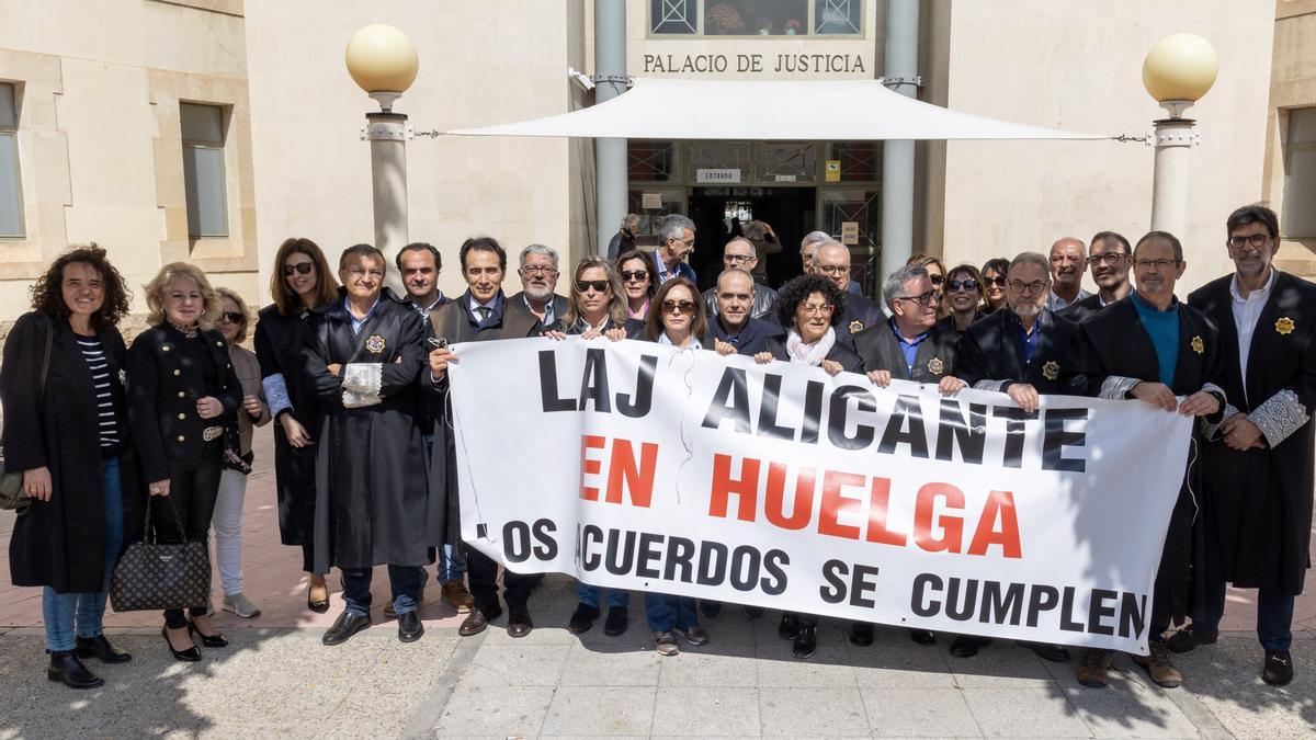 Los letrados judiciales concentrados este martes antes los juzgados de Benalua.