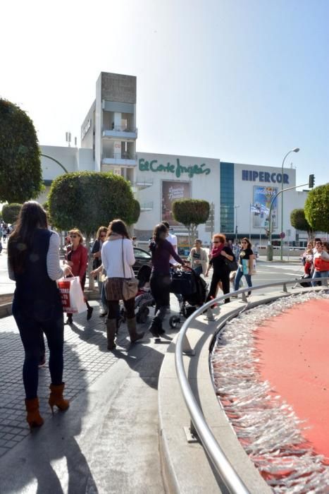 04/01/17 LAS PALMAS DE GRAN CANARIA. Ambiente de compras navideñas y de Reyes en la zona comercial de Siete Palmas. Fotografa: YAIZA SOCORRO.