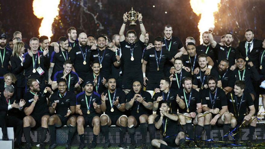 Los All Blacks celebran la consecución de la Copa Webb Ellis.