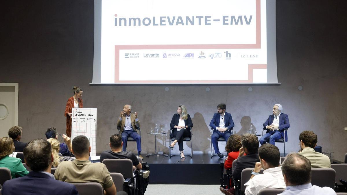 Primera mesa de debate del foro InmoLEVANTE-EMV, en el IVAM.