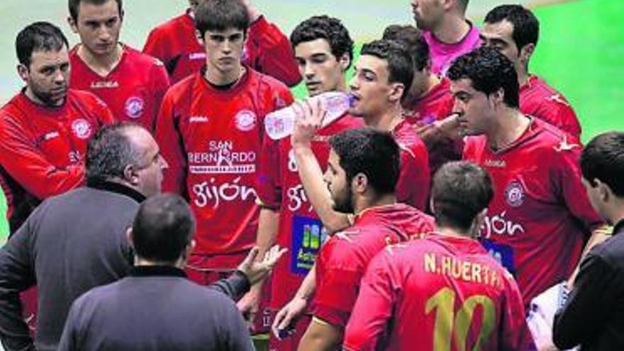 Alberto Suárez, con sus jugadores durante un tiempo muerto.