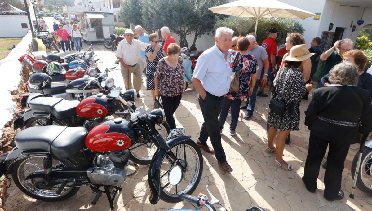 Exposición de motocicletas antiguas. | J. A. RIERA