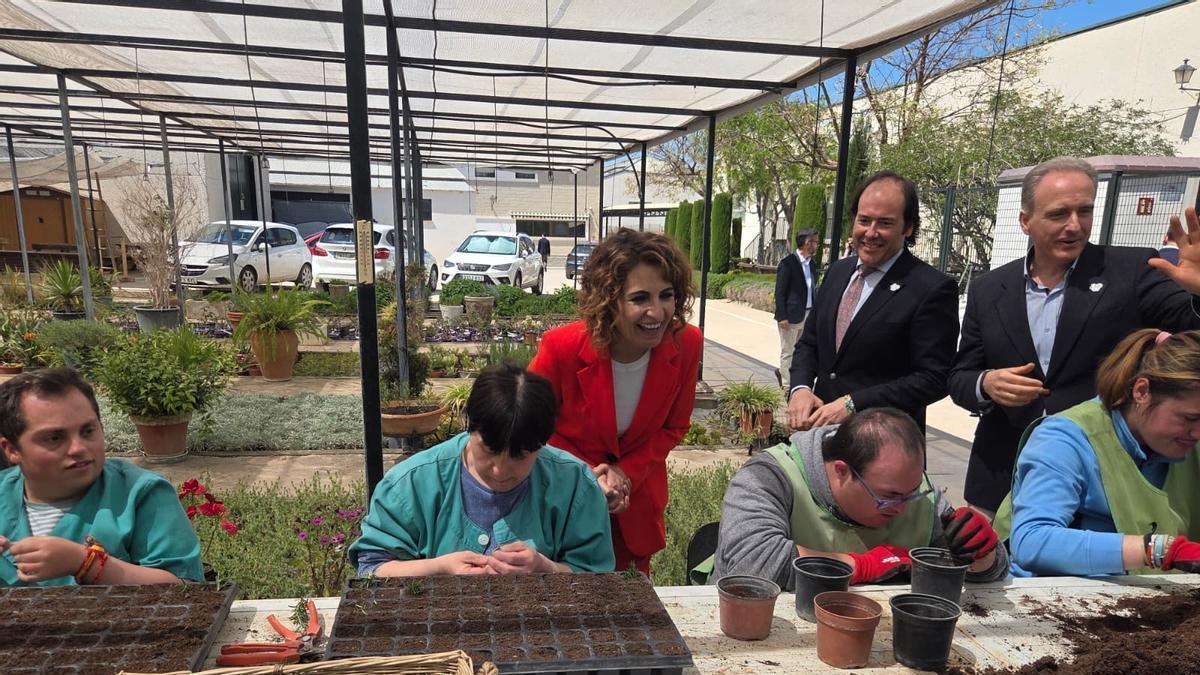 La exvicepresidenta del Gobierno y candidata a la Junta de Andalucía, María Jesús Montero, durante su visita a la cooperativa antequerana