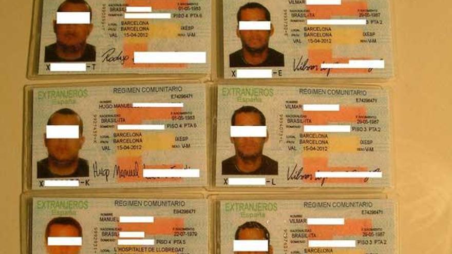 Tarjetas de extranjeros falsas que fueron intervenidas.