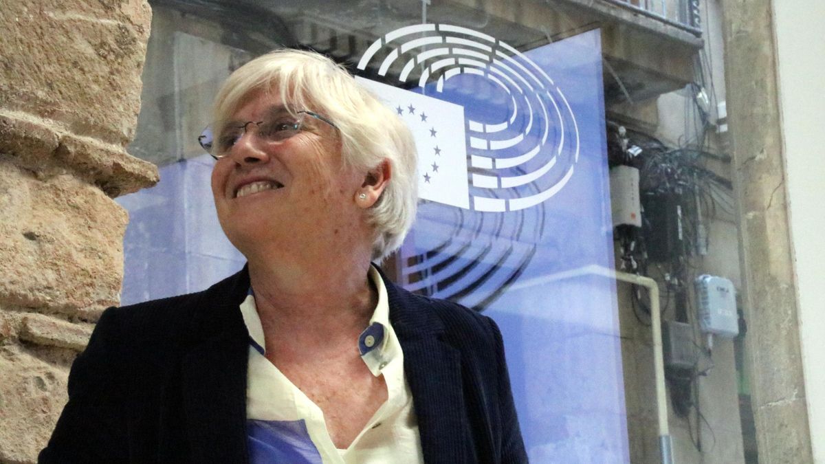 L'eurodiputada de Junts Clara Ponsatí a l'oficina europarlamentària de Junts a Barcelona per Sant Jordi